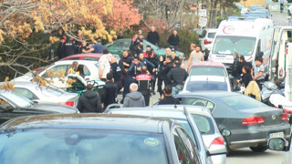 Adliye önünde bıçaklı, sopalı kavga: Yaralılar var!