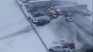 Beyaz kabus otoyolu savaş alanına çevirdi: 50'den fazla araç birbirine girdi!