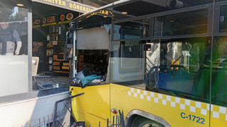 İstanbul'da İETT otobüsü kazası: Börekçiye girdi!
