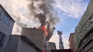 İstanbul'da yangında can pazarı: Boruya tutunup inmeye çalışırken yere düştü