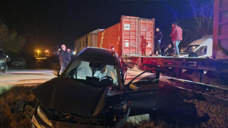 Yük treni otomobili biçti: Yaralılar var!