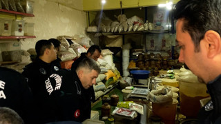 Mahalle bakkalından mide bulandıran bir rezalet çıktı!