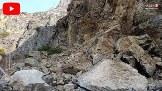 Karadeniz'de heyelan! Dev kayalar karayolunu trafiğe kapattı