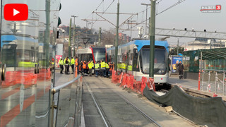 İstanbul'da raydan çıkan tramvay bir başka tramvaya çarptı!