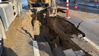 Ana şebeke borusu patladı; cadde savaş alanına döndü!
