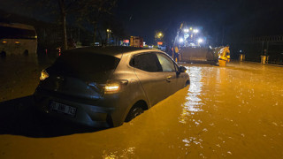 Sağanak yolları göle çevirdi; araçlar mahsur kaldı