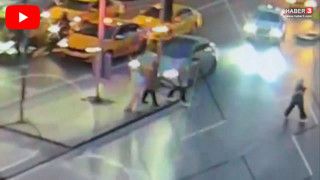 İstanbul'da korkunç kaza! Genç sürücü bayıldı, aracın çarpıp devirdiği direk bir turisti ezdi!