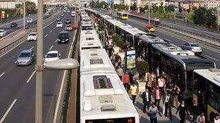 Çevreyolunda Metrobüs kabusu; vatandaş işine gidemedi