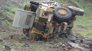 Hakkari'de askeri araç devrildi ! Yaralılar var