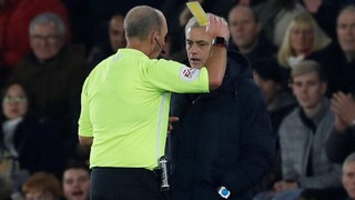 Mourinho gördüğü sarı kartla tarihe geçti