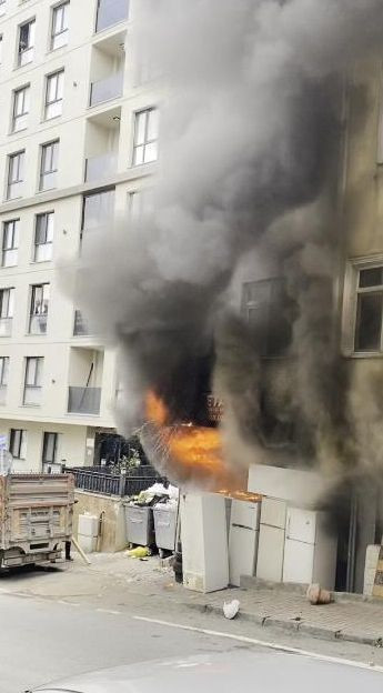 İstanbul'da korkutan yangın! Mahsur kalanlar duvarı delerek hayata tutunabildi! - Resim: 2