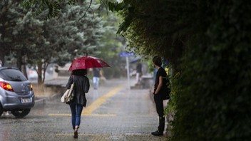 Hava sıcaklıkları artsa da sağanak yağışlar geri geliyor!