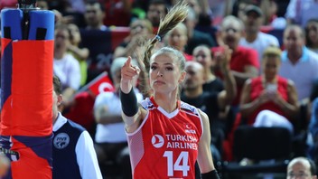 Eda Erdem'den ödül gecesine damga vuran Atatürk mesajı