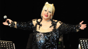 Ünlü sanatçıdan hayranlarını üzen haber: Yoğun bakıma kaldırıldı!