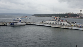 Feribot seferlerine fırtına engeli