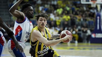 Anadolu Efes, Fenerbahçe Beko'yu devirdi