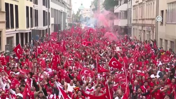 Avusturya-Türkiye maçı öncesi Leipzig sokakları Türk bayraklarıyla doldu
