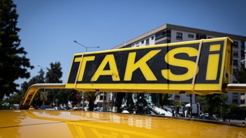 Turizm başkentimizde sarı kriz: Taksiciler kontak kapattı, havalimanı ulaşımı felç oldu!