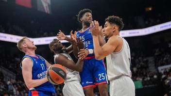 Anadolu Efes, Paris Basket'e direnemedi