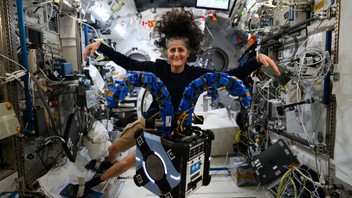 Uzayda mahsur kalan astronot tarihe geçti