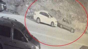 Park halindeydi, kendi kendine çalışıp, yokuş yukarı geri geri hareket edip, başka araca çarptı