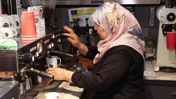 Kızının yanında çalışmaya başlamıştı; o İstanbul'un 70 yaşındaki ''barista teyzesi''...