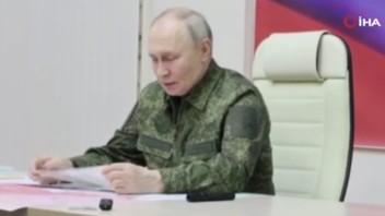 Putin'den askeri üniformayla tüm dünyaya gövde gösterisi!