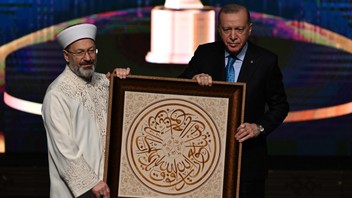 Diyanet Başkanı Erbaş'ın, Cumhurbaşkanı Erdoğan'a hediyesi olay oldu!