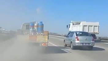 Trafikte tüp yüklü kamyon korku saçtı; o anlar kamerada