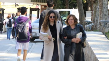61 yaşında, tam 40 sonra 24 yalındaki kızıyla birlikte üniversite öğrencisi oldu