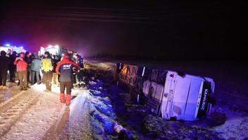 Yolcu otobüsü devrildi: 20 yaralı var!