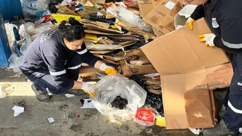 Bu 5 minik pres makinesine girmek üzereyken son anda kurtarıldı