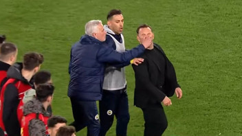 Mourinho Okan Buruk'un burnunu sıktı; Okan yerde kaldı