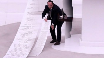 TBMM kürsüsünde 6,5 metrelik ''AKP'nin utanç duvarı'' protestosu!