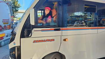 O Türkiye'nin gerçek şoför Nebahat'i... Minibüse binen şaşkınlığını gizleyemiyor!