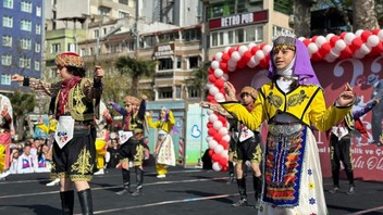 Bandırma Cumhuriyet Meydanı'nda 23 Nisan coşkusu