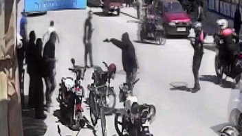 Polisten eli silahlı psikopata filmleri aratmayan müdahalesi kamerada