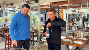 22 yaşında sokakta yaşayan gencin hayatı çöpte bulduğu altınlarla değişti