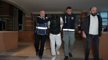 Hamile eşini öldürüp, günlerce cesetle birlikte yaşayan şüpheli çocuğuyla gezerken yakalandı!