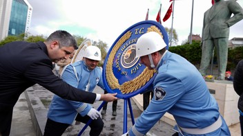 Kartal Belediye Başkanı Yüksel, Atatürk Anıtı’na çelenk sundu