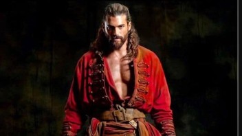 Can Yaman İtalya'yı tercih etti, GAİN fişi çekti!