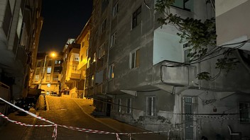 İstanbul'da 6,2 büyüklüğündeki depremin ardından bir apartman tahliye edildi