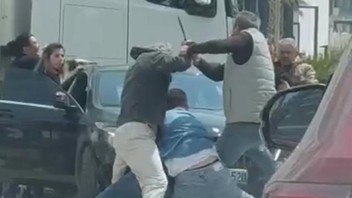 Trafikte satırlı ''yol verme'' kavgası kamerada!