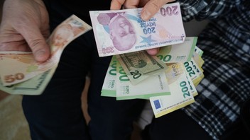 Yolda yürürken bulduğu içi döviz dolu cüzdanı sahibine ulaştırdı!