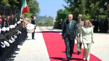 İtalya Başbakanı Meloni, Erdoğan'ı böyle karşıladı