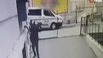 Balkondaki kıyafet hırsızı kamerada