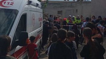 Geri geri manevra yaparken 5 aylık hamile eşini ezerek öldürdü