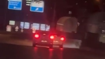 Trafikte iki ''inatçı keçi''nin ölümüne yol vermeme inadı kamerada!