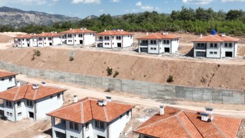 Asrın felaketi bölgesinde yapımı süren '''villa gibi evler'' ortaya çıktı