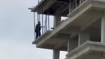 Bir baba kucağında 2 yaşındaki kızıyla intihara kalkıştı!